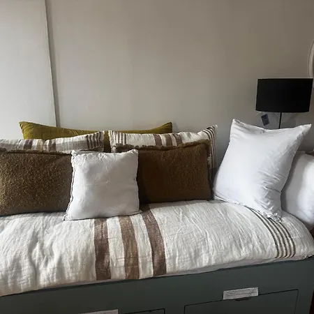 Rooftop Views Cosy 2 Bedroom 住宿加早餐酒店 4*