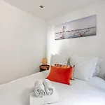 Bed & Breakfast Rooftop Views Cosy 2 Bedroom Paris