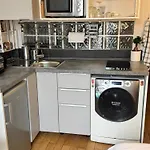 Rooftop Views Cosy 2 Bedroom לינה וארוחת בוקר 4*