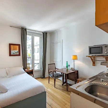Trendy Flat 2 Bedroom With Rooftop Views Bed & Breakfast