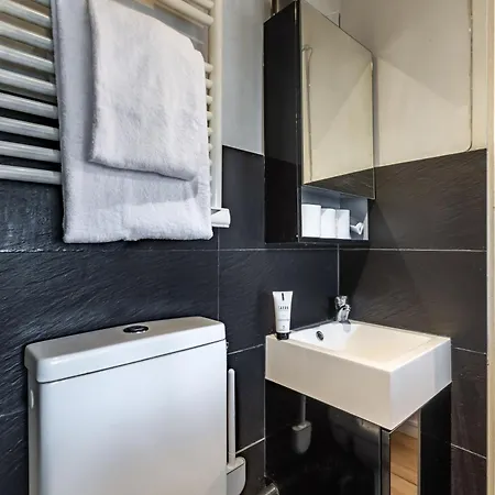 Trendy Flat 2 Bedroom With Rooftop Views Couette-café