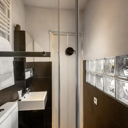 Trendy Flat 2 Bedroom With Rooftop Views Couette-café