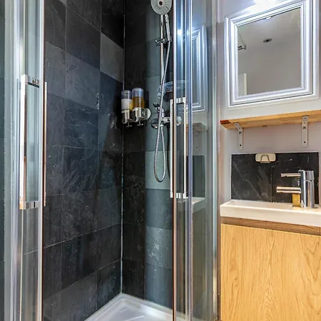 Trendy Flat 2 Bedroom With Rooftop Views