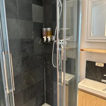 Trendy Flat 2 Bedroom With Rooftop Views Bed & Breakfast 4*