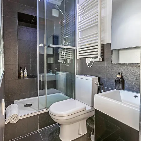 Trendy Flat 2 Bedroom With Rooftop Views 4*