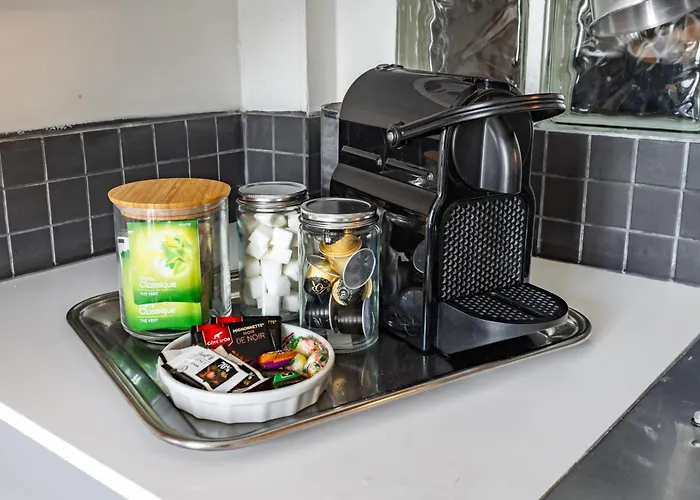 Rooftop Views Cosy 2 Bedroom 파리