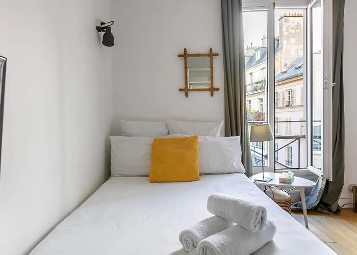 Rooftop Views Cosy 2 Bedroom B&B 파리