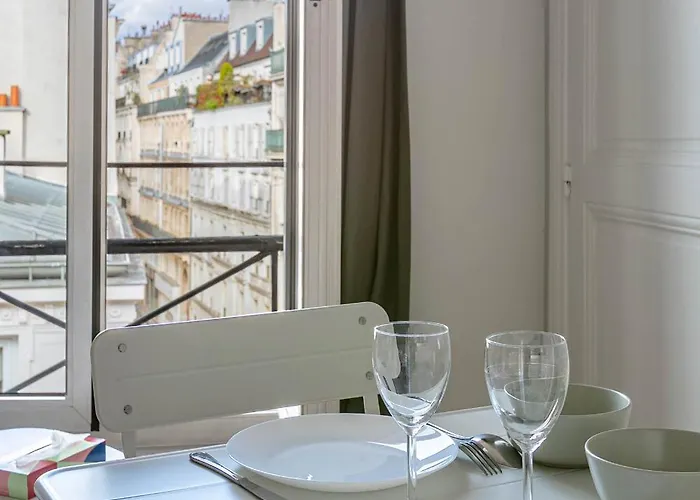 Rooftop Views Cosy 2 Bedroom 4* 파리